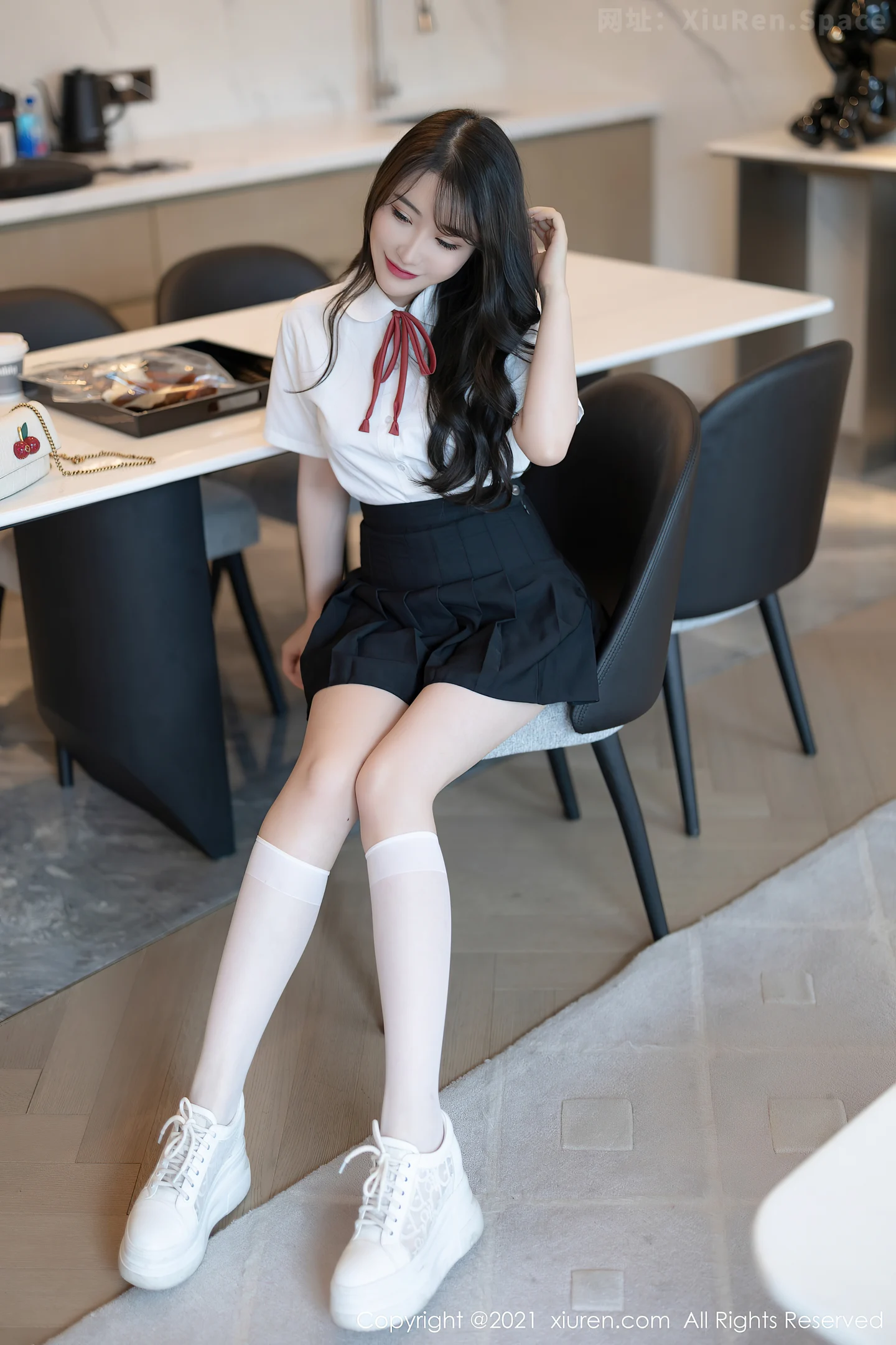 图片[6]-[XiuRen秀人网]VOL.3960 女神Cherry绯月樱深圳旅拍JK制服半脱露性感内衣完美诱惑写真60P-秀人网官方网站